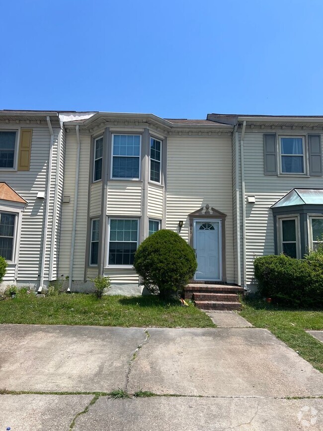 Building Photo - Totally Rehab Townhome