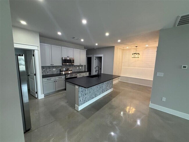 Photo - 201 N Vandeveer St