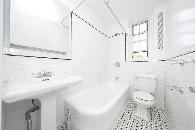 Photo - 117 W 13th St Unidad 20