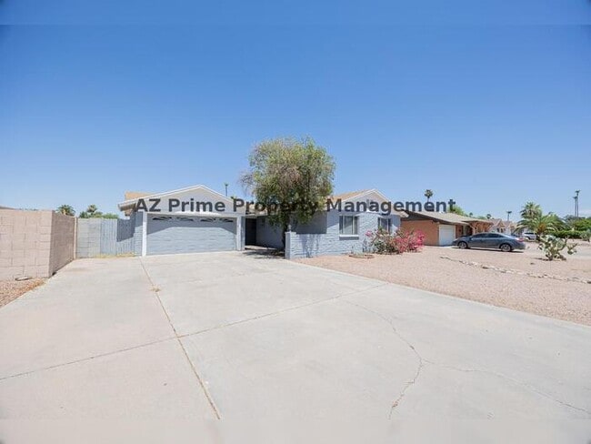 Building Photo - 4704 S La Rosa Dr