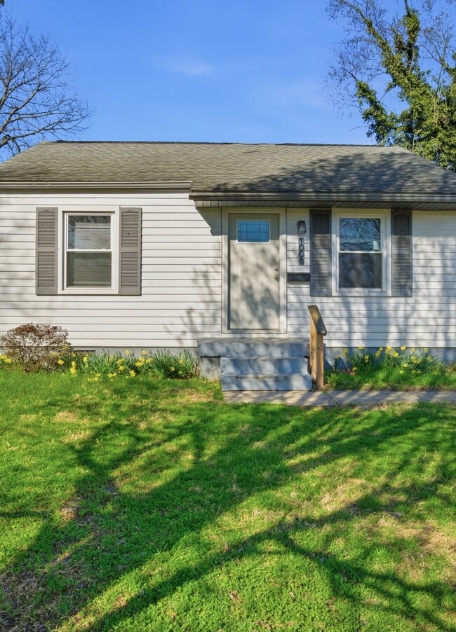 Building Photo - 1008 S 45th St