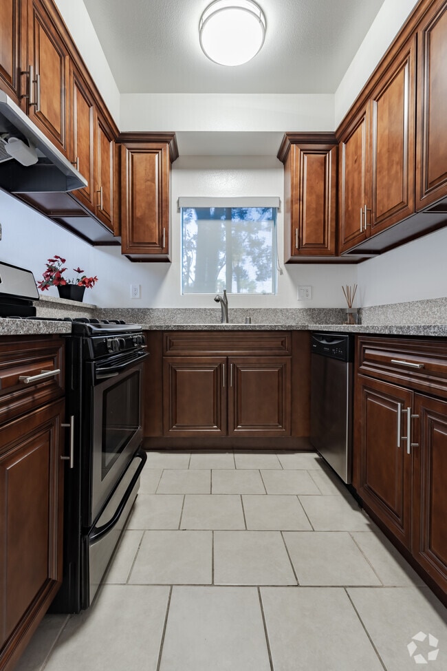 0BR, 1BA + Loft - 850 SF - Lanewood Court Apartments