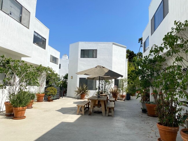 Building Photo - 2500 Abbot Kinney Blvd Unit 7125 - APT 29