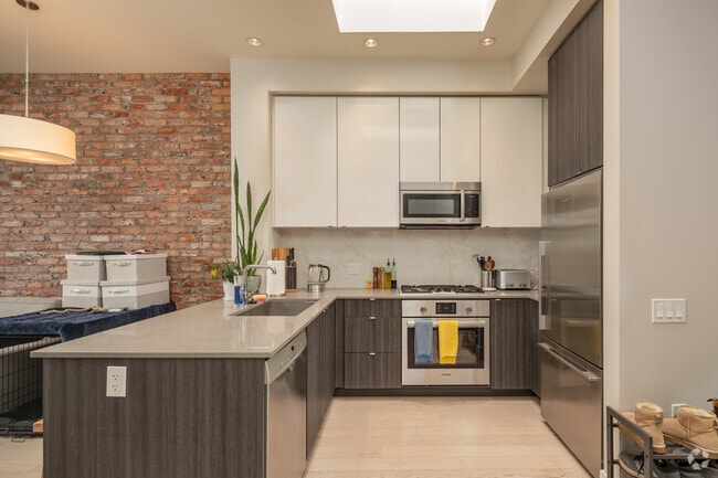 1BR, 1BA - 556SF - Kitchen - Shoreline