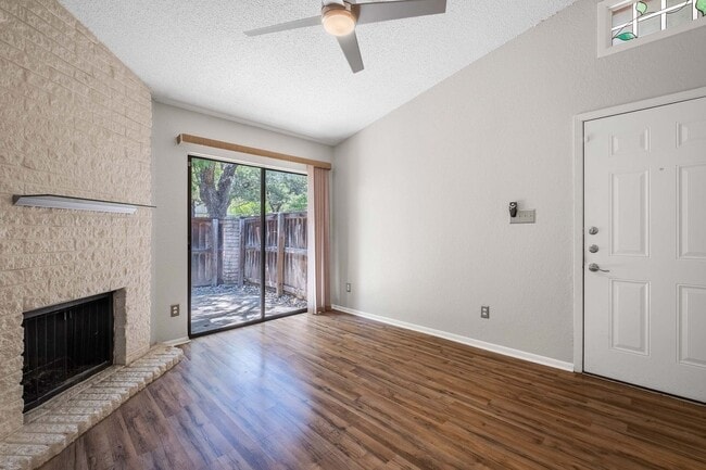 Building Photo - Lovely 1 Bedroom, 1 Bath Condo in South Lamar
