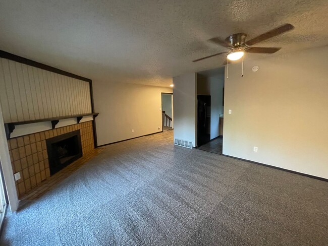 Huge Second floor 2 Bedroom with a Huge pr... - Huge Second floor 2 Bedroom with a Huge pr... Apartment Unit C