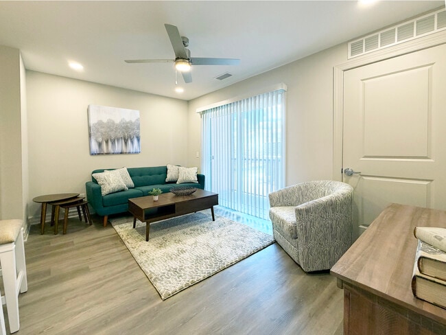 2BR, 2BA - 1056SF - Living Rm