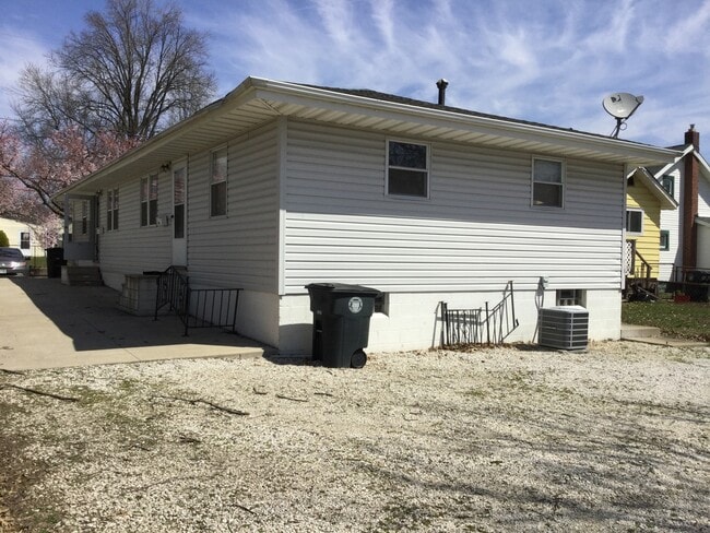 Photo - $1142 includes water, sewer and trash for this very clean 2 Bedroom twinplex with central air