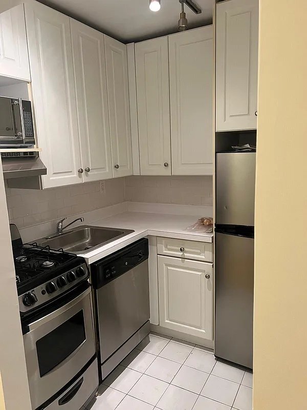 Photo - 229 E 80th St Unidad 2B