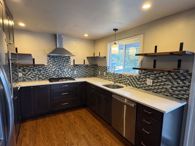 Photo - 3 Bed, 2 Bath, 2 Livingroom's with VIEW