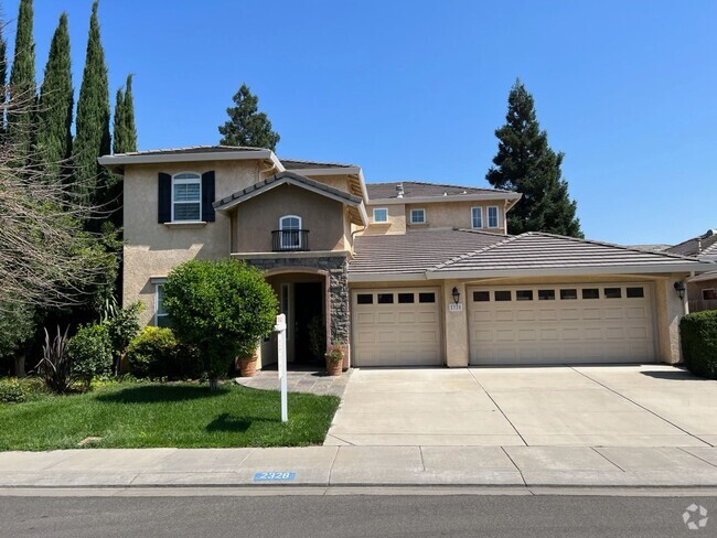 Building Photo - Large 4 bedroom plus a loft with 3 car gar...