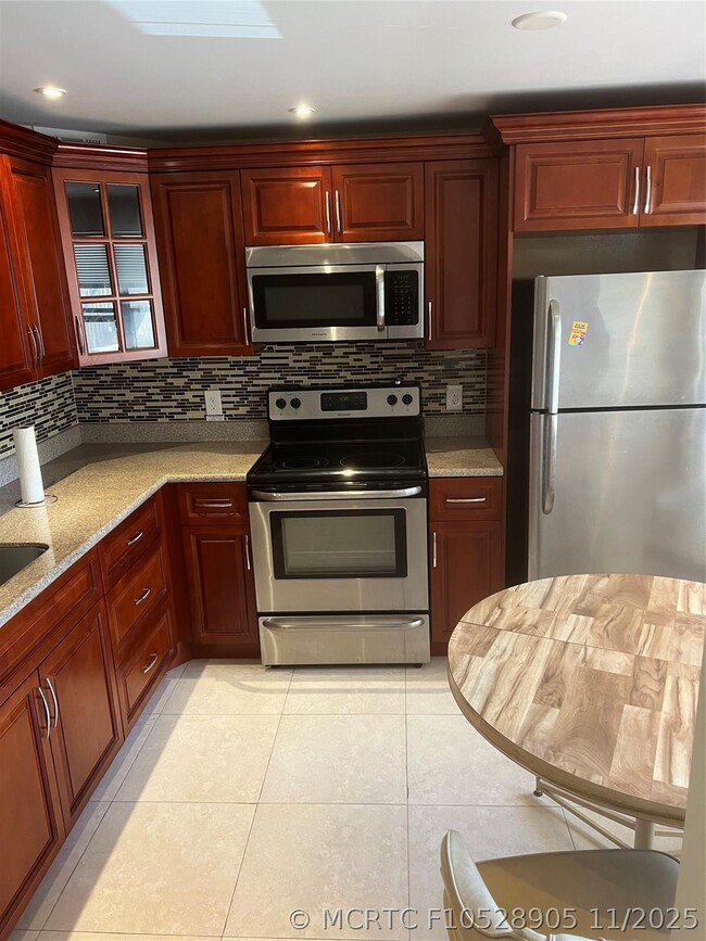 Building Photo - 4301 Martinique Cir Unit L2