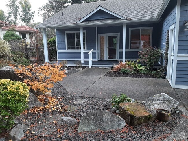 Building Photo - Golf course views, 3 bed 2 bath rambler! Rental