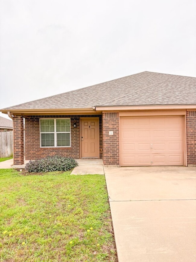 Building Photo - 511 Karey Dr Unit A