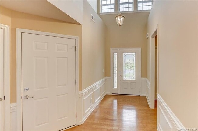 Photo - 8118 Crater Lake Dr