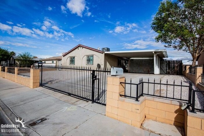 Building Photo - Comfortable 4Bdm 2Ba Home with Fenced Fron...