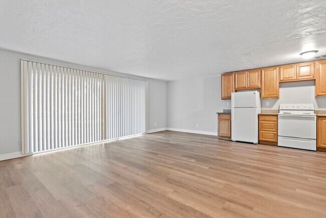 Building Photo - MOVE IN SPECIAL 1ST MONTH RENT FREE!! 2 be... Rental