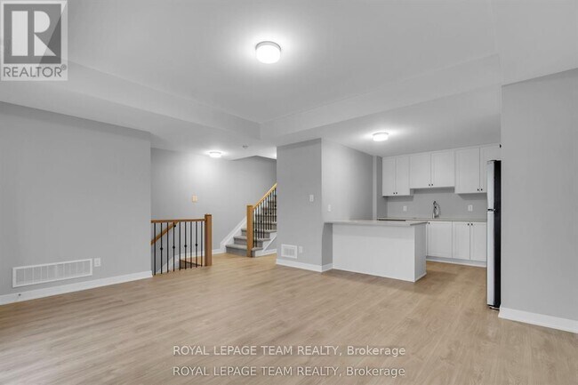 Photo - 1004 Parnian Private