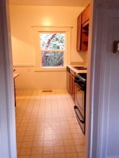 Kitchen view into backyard - 1652 RUSSELL ST
