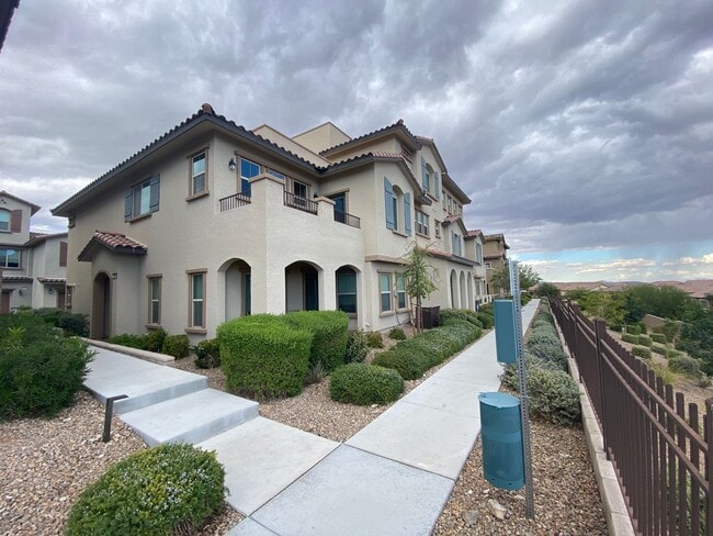 Building Photo - Gorgeous 3Bed/4Bath/2Car, 3-Story Townhome nestled in this beautiful Summerlin West Gated Communi...