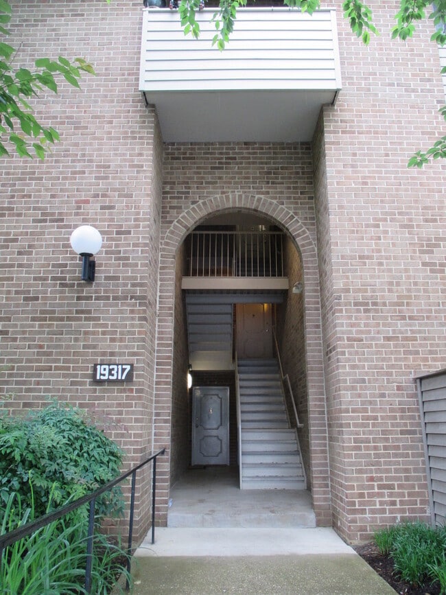 Building Photo - Spacious 2 BR/2 BA Condo in Montgomery Vil...