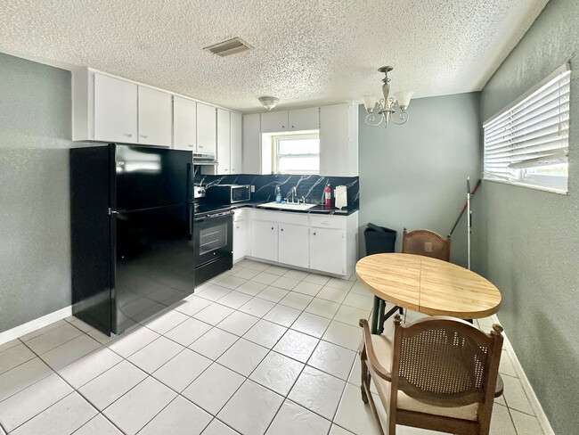 Building Photo - 5839 Sun Glo Ave Rental
