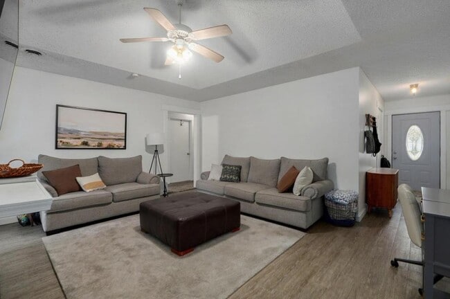 Photo - 621 W Edgewood St