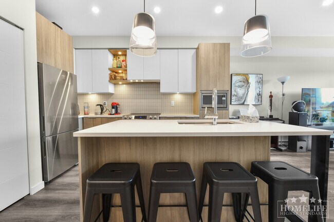 Bright & Modern 1 Bed 1 Bath Condo with Treetop Views