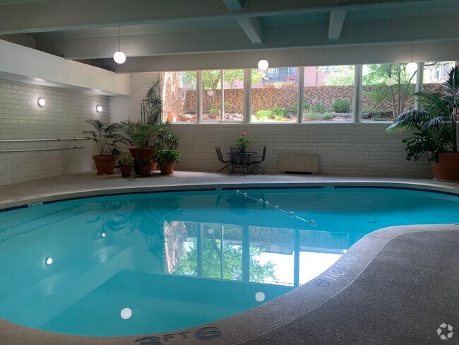 Building Photo - 2 Bedroom 1 Bath Condo With Tons of Charac...