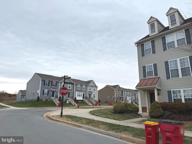 Building Photo - 60 Deerbrook Dr