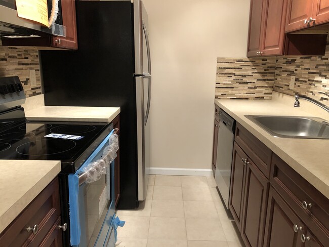 Brand New Appliances - 13 Presidential Dr Condo Unit 13