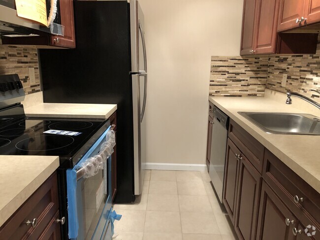 Building Photo - 13 Presidential Dr Unit 13 Rental