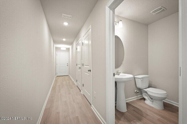 Photo - 844 Hartshill Pl