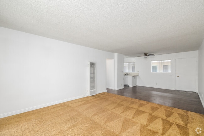 1BR, 1BA - 729SF - Living Room
