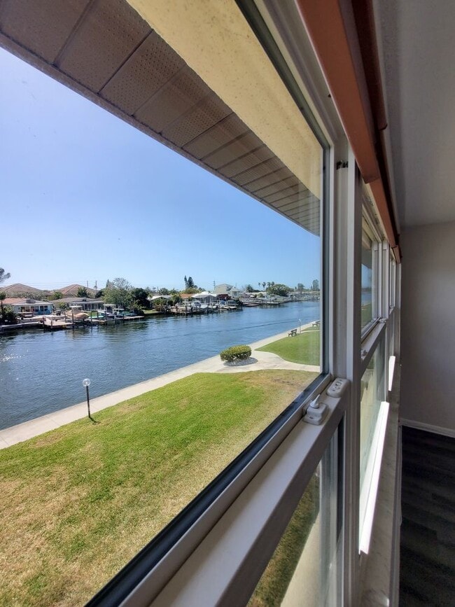 Waterfront 1 bedroom 1.5 bath 2nd story co... - Waterfront 1 bedroom 1.5 bath 2nd story co... Apartment Unit #206