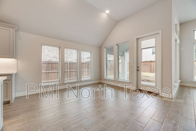 Photo - 332 Oak Hollow Way