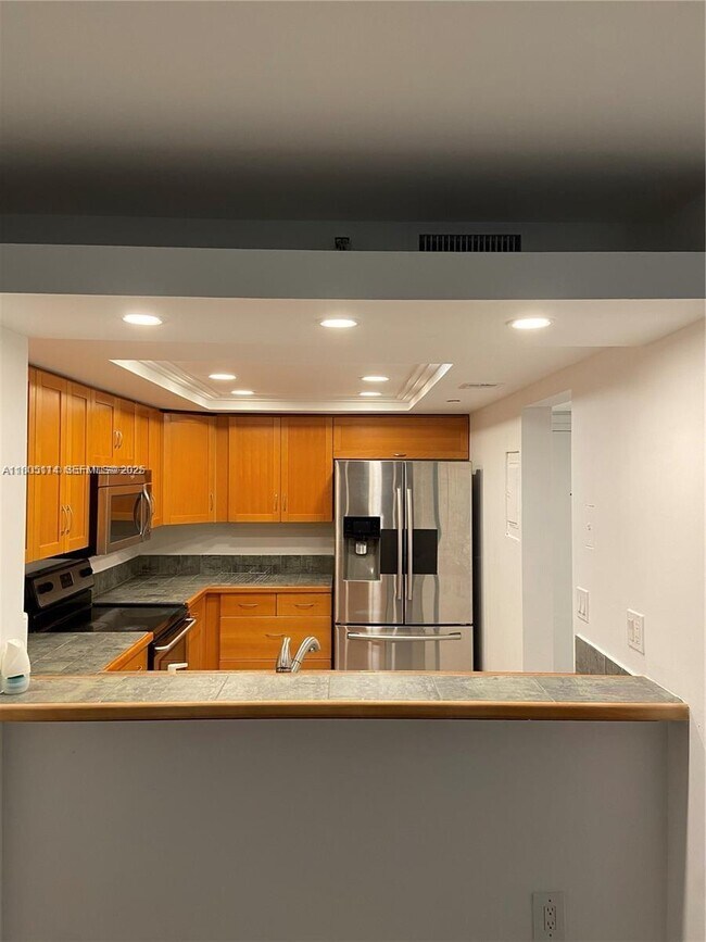 Photo - 555 NE 15th St Unidad 16F