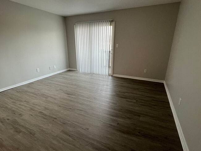 Photo - East Ridge Apartments - Remodeled 2 bedroom unit w/ Balcony Unidad 2304 N Ritter Ave- 12