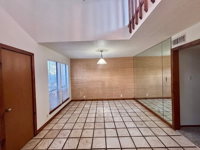 Photo - Large 3/2 in Great Hills w/ Treetop Views
