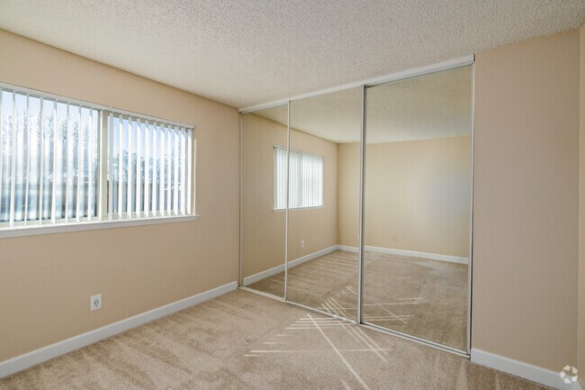 1BR, 1BA - 560SF w/ White Cabinets - Bedroom