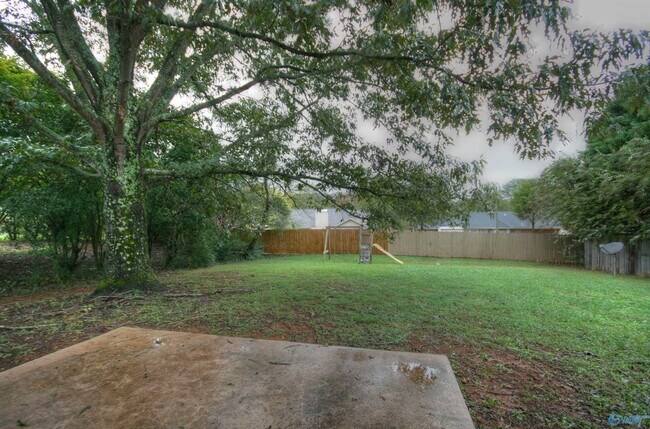 Photo - 104 Hollington Dr NE