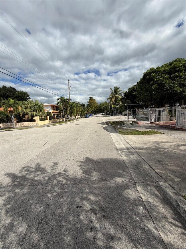 Photo - 1350 SW 13th St Unidad Rear-Ground Floor