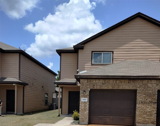 Building Photo - 608 Rosewood St