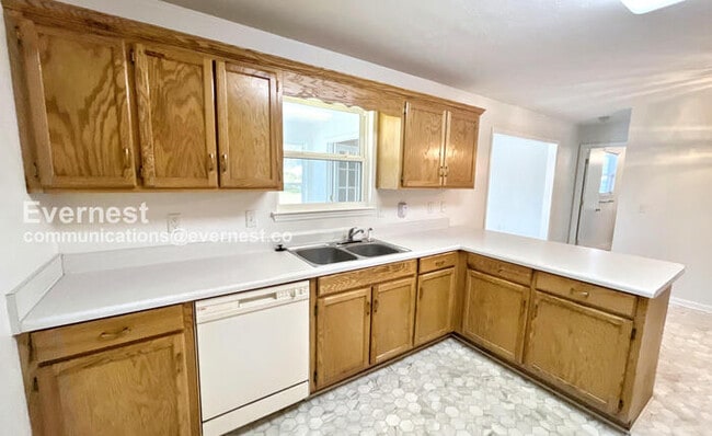 Photo - 57 Gladstone Dr