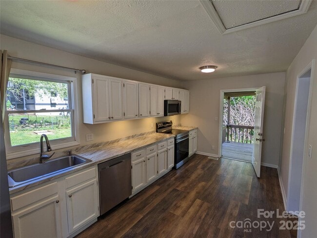 Photo - 25.5 Woodrow Ave