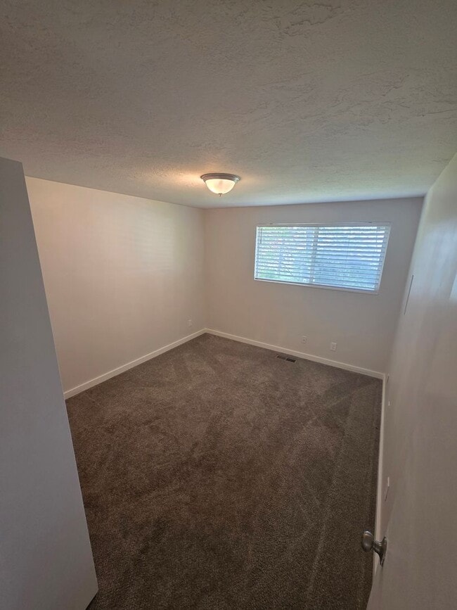 Photo - Spacious 4 bedroom 3 bathroom townhouse!