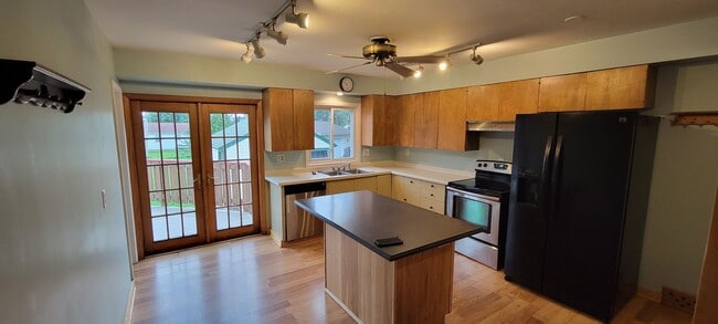 Photo - AVAILABLE September - 4 Bed 3 Bath w/ Spacious Back Deck - SHORT TERM LEASE TILL END OF APRIL
