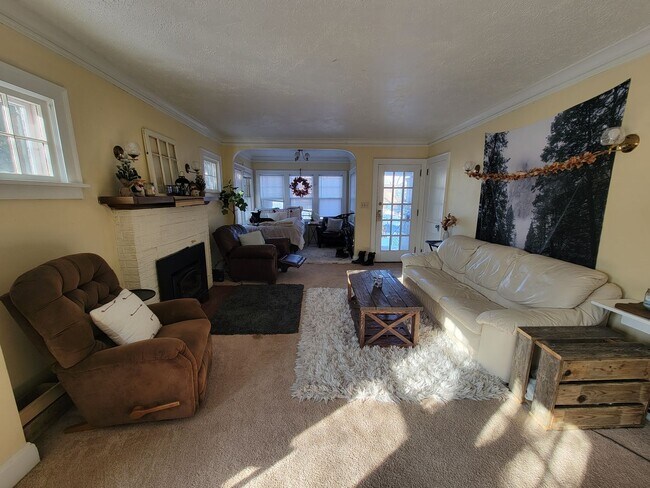 Photo - AVAILABLE JUNE 1st 2026 - 3 Bed 2 Bath Spacious Home near Campus