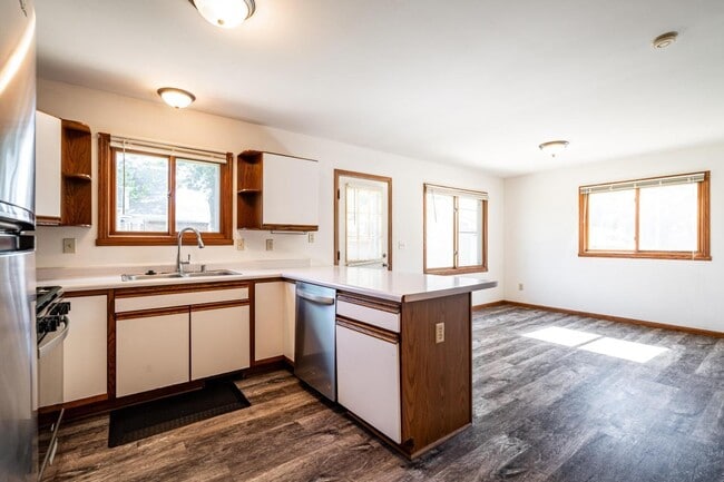 Photo - 1502-1504 S 101st St