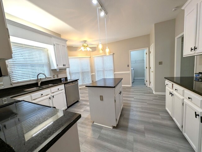 Photo - Beautiful 2 story, 4 bed, 2.5 bath Home Located in the Davis Lake Community!